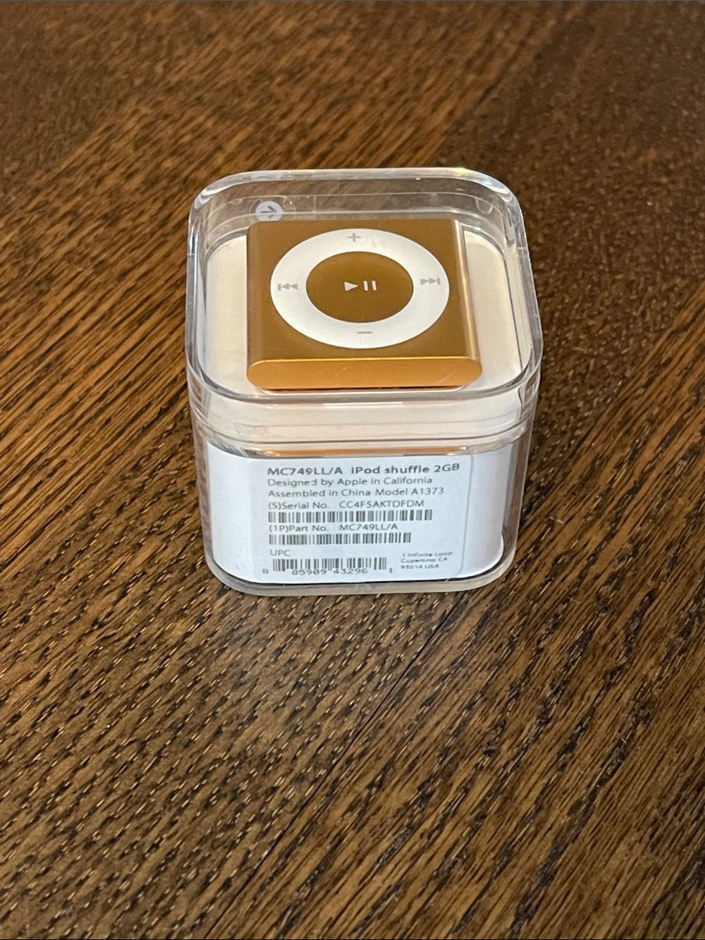 Apple iPod Shuffle (4th Generation): Limited Orange Edition (Case Sealed)